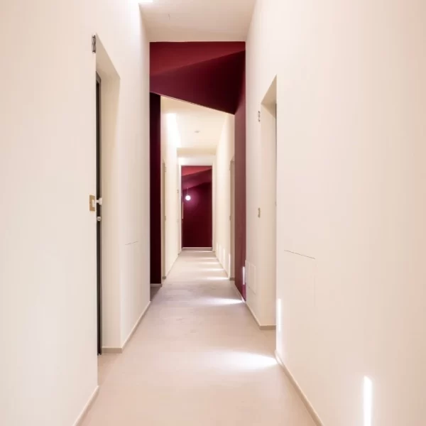 Corridoio elegante con design italiano in un boutique hotel nel centro storico. Appartamenti di lusso Torino, A7 Suite Torino.