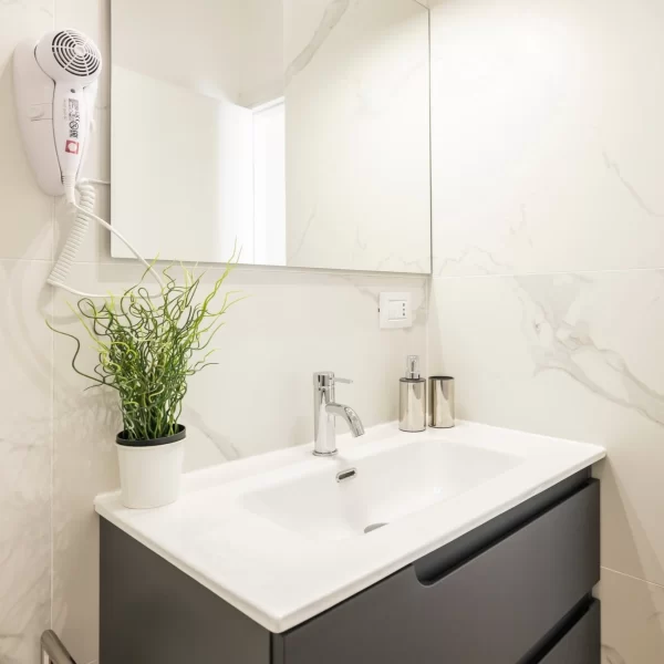 Bagno elegante con design italiano, parte di appartamenti di lusso Torino, boutique hotel nel centro storico. A7 Suite Torino.